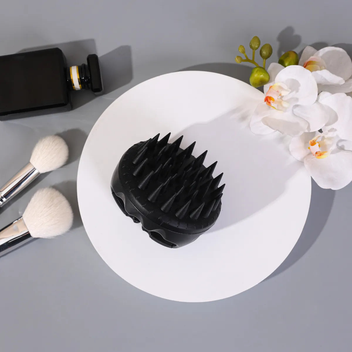 SisterYoung Aura Black shampooharja virkistää verenkertoa