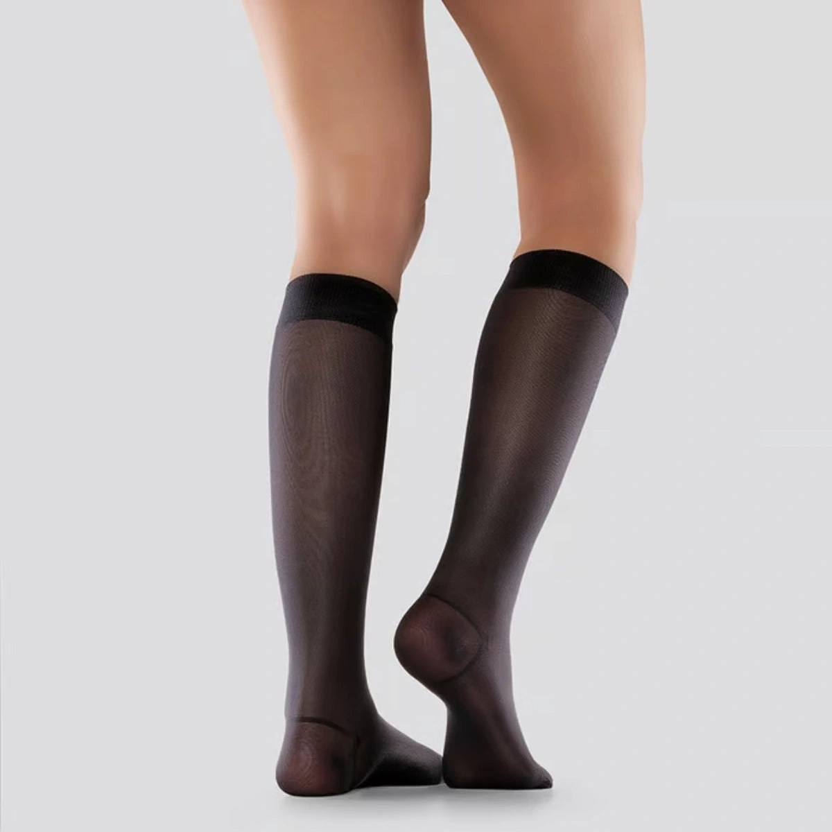 Mabs Nylon Knee musta polvitukisukka M auttaa hoitamaan ja ehkäisemään jalkojen väsymystä