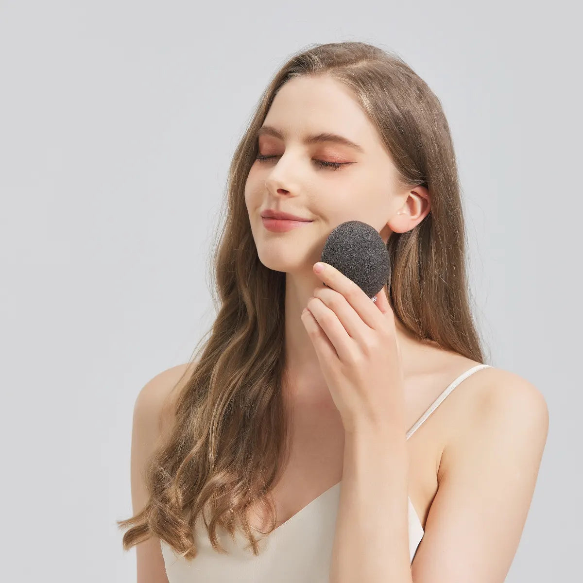 SisterYoung Pura Konjac Black puhdistussieni sopii kasvojen hellävaraiseen puhdistukseen