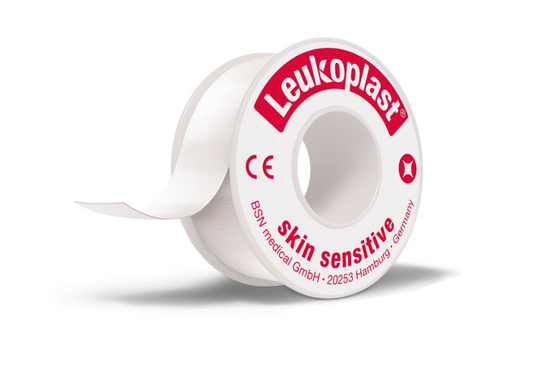 LEUKOPLAST Skin sensitive kiinnitysteippi hauraalle iholle 2,5 cm x 2,6 m suojakotelolla 1 kpl